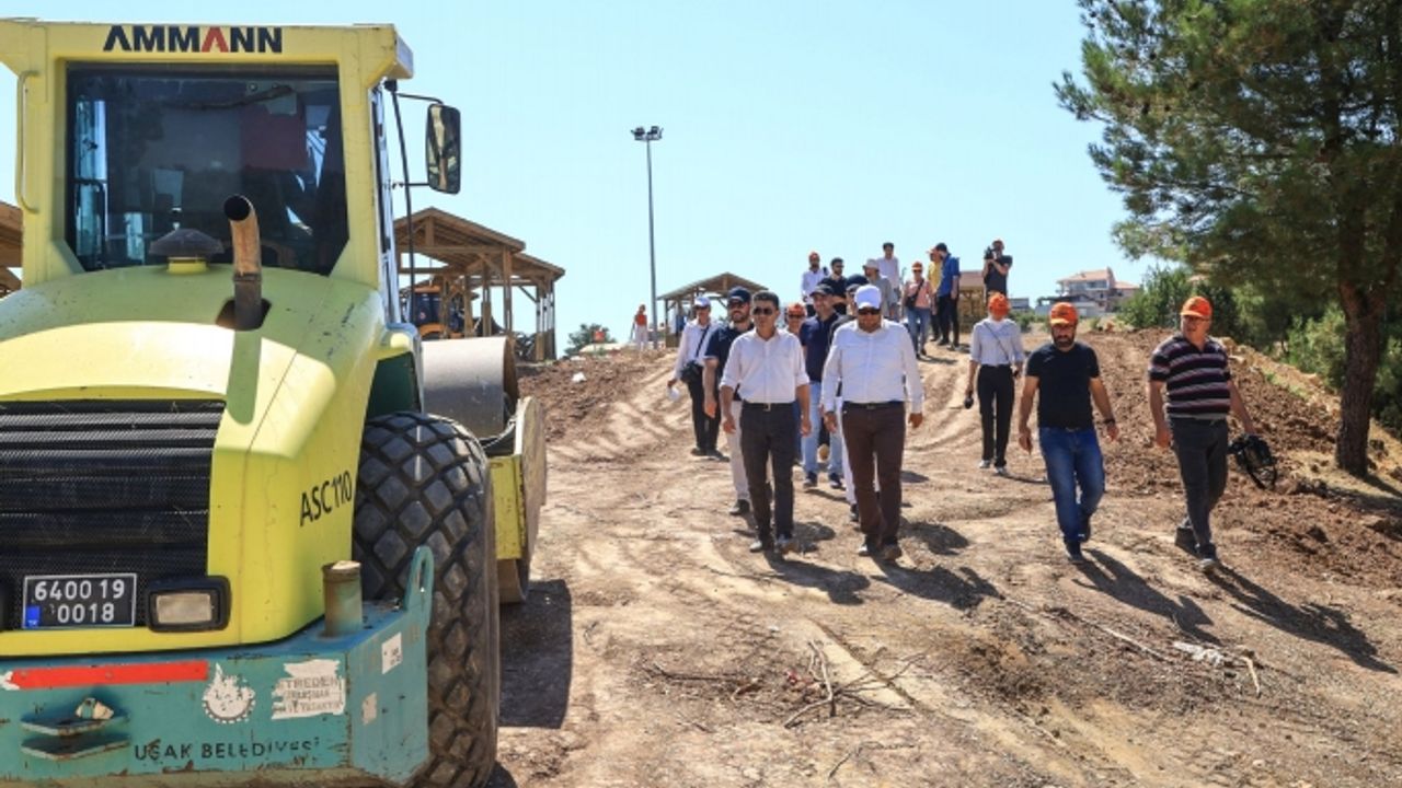 Uşak Belediye Başkanı Çakın, belediye yatırımlarını yerinde gazetecilere anlattı