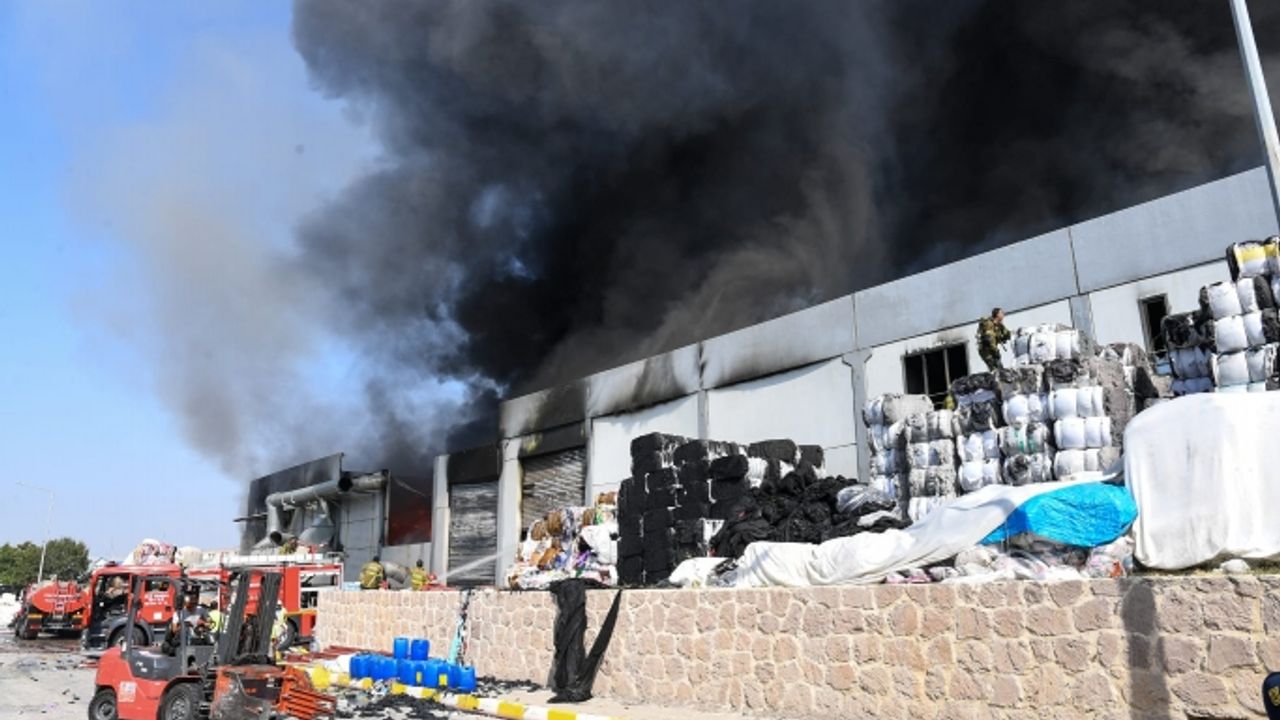 Uşak Tektsil OSB'deki iplik fabrikasında yangın çıktı