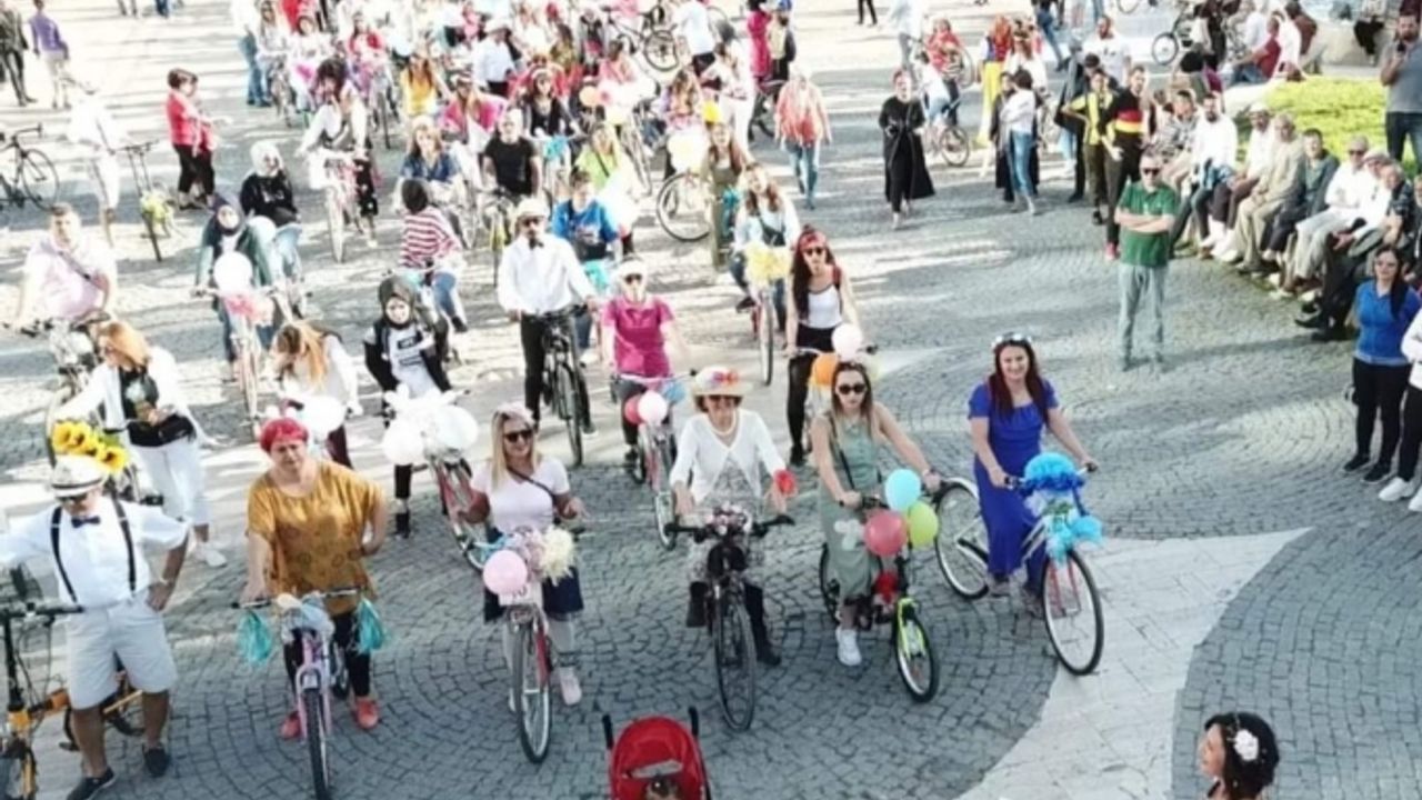 Süslü kadınlar bisiklet turu, bugün saat 18.00'da 15 Temmuz Şehitleri Meydanı'nda başlıyor