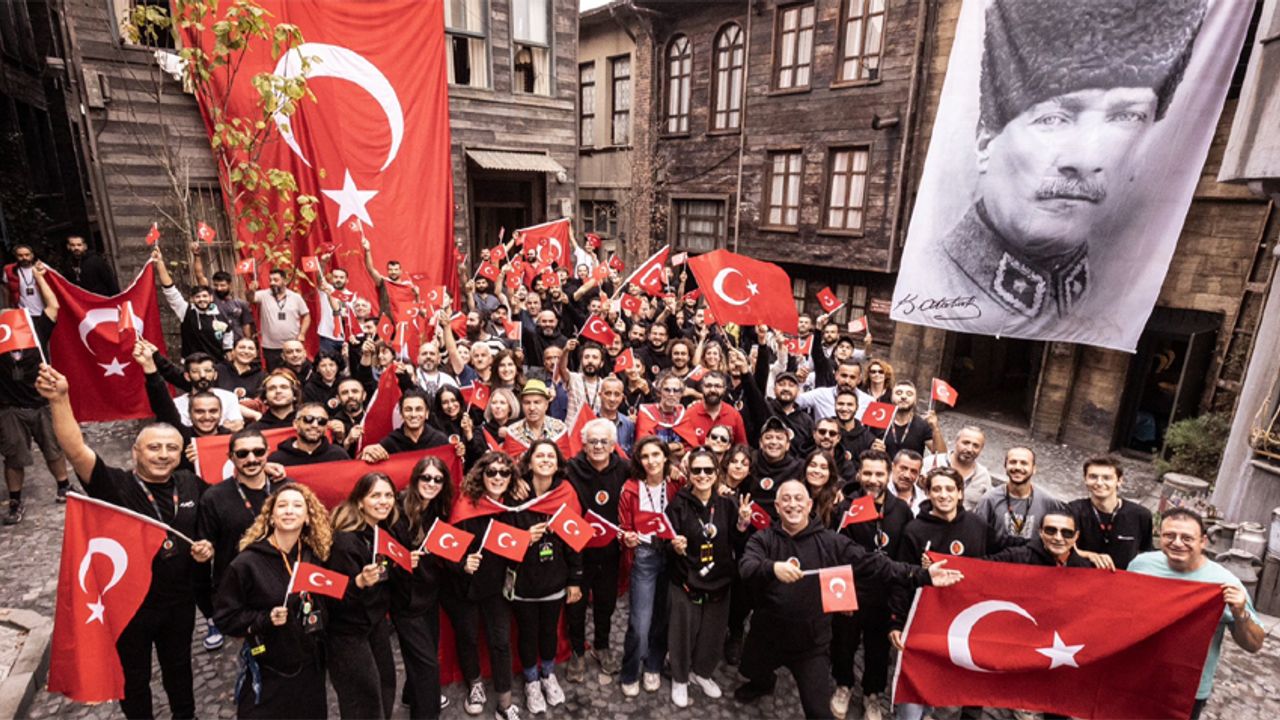 Cem Yılmaz ve ekibi Erşan Kuneri setinde Cumhuriyet'in 100. Yılını kutladı