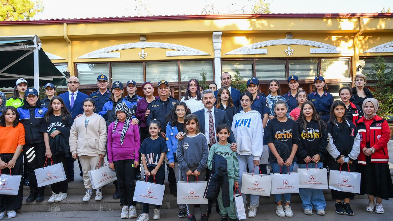 Uşak Valisi Dr. Ergün, kız öğrencilere pizza ısmarladı
