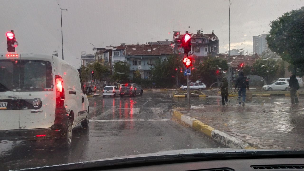 Uşak, İstanbul, İzmir'de sağanak yağmur yağacak! Kasım ayı sıcak mı soğuk mu geçecek?