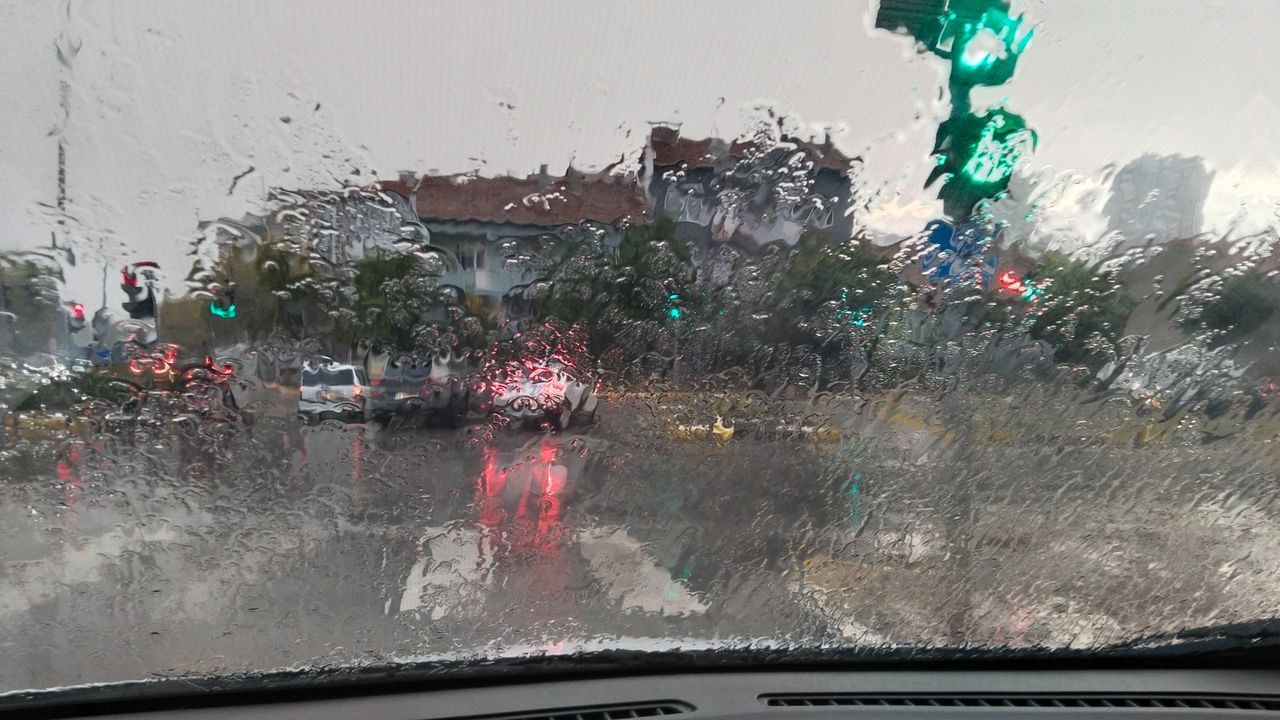 Uşak, İzmir, Balıkesir ve bazı illerde kuvvetli sağanak yağış
