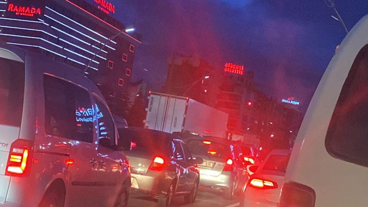 Uşak Ramada kavşaktaki uzun süreli yanan kırmızı ışık sürücüleri bunaltıyor