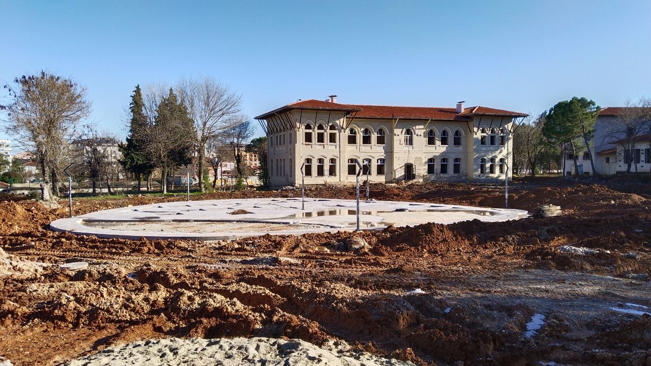 Okullar yıkılınca Uşak Valiliği'nin geçeceği bina gün yüzüne çıktı