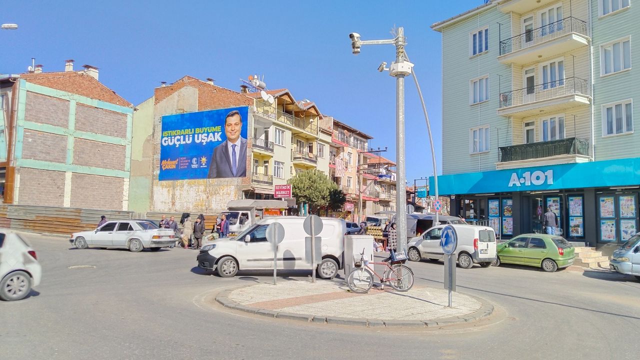 Uşak'ta İYİ Parti ve AK Parti arasında seçim afişi tartışması