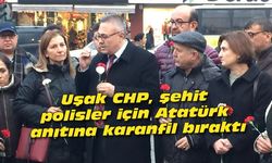 Uşak CHP, şehit polisler için Atatürk anıtına karanfil bıraktı