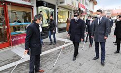 Başkan Çakın, görme engelli vatandaşlarla birlikte beyaz bastonla yürüdü
