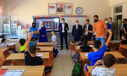 Mehmet Çakın, Uşak Belediyesi Yaz Okulu kurslarında eğitim gören gençleri ziyaret etti