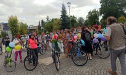 Süslü Kadınlar Bisiklet Turu’nun Uşak ayağı, 15 Temmuz Şehitleri Meydanı’ndan Ata Park’a kadar yapıldı
