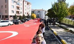 Uşak'ta, 29 Ekim Cumhuriyet Bayramı dolayısıyla kortej yürüyüşü gerçekleştirildi