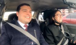 Uşak Belediye Başkanı Çakın, kentteki tek kadın taksiciyle şehir turu yaptı