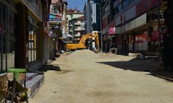 Uşak Belediyesi Fen İşleri Müdürlüğü ekipleri yayalaştırılan sokaklarda çalışma yapıyor