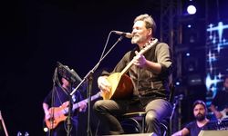 Eşme'de Uğur Işılak ve Ekin Uzunlar konserinde binlerce vatandaş keyifli anlar yaşadı