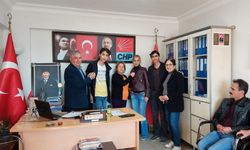 Arda, Anıl ve Emel Yönet ve Nurhan Gültekin, Uşak CHP rozeti taktı