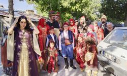 Ulubey Kıran Köy’deki sünnet düğününde babalar da oğulları gibi giyindi