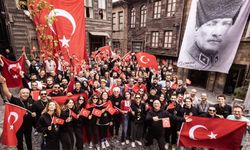 Cem Yılmaz ve ekibi Erşan Kuneri setinde Cumhuriyet'in 100. Yılını kutladı