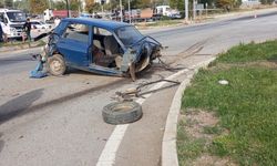 Uşak-Gediz yolunda TIR, otomobili 2'ye böldü: 1 kişi hayatını kaybetti!