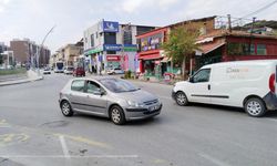 Uşak'taki bu caddede trafik git gide sarpa sarıyor!