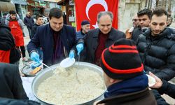 Uşaklılar Küçük Çarşı Yardımlaşma ve Dayanışma Derneği şehitler için pilav dağıttı