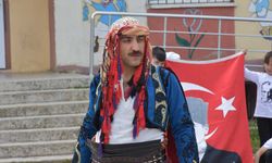 Göynükören Köyü İlkokulu Müdürü Bayram Dağ, öğrencileri için 23 Nisan'da zeybek oynadı