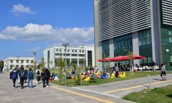 Gelen gideni aratır endişesine rağmen Uşak Üniversitesi'nde şafak sayılıyor