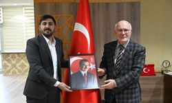 Uşak Alperen Ocakları'ndan Rektör Savaş'a Muhsin Yazıcıoğlu tablosu