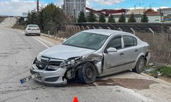 Uşak Cezaevi önündeki Hacım ve Yoncalı'ya giden yolda 2 araç kafa kafaya çarpıştı!