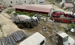 Beton mikseri, Kuşadası Kadınlar Denizi'nde çöken yola gömüldü