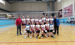 Uşak Altınkanatlar Kadın Voleybol Takımı, Afyonkarahisar'da 3 maçın 2'sini yenip 2. Lige çıktı