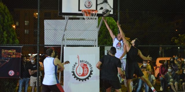 Uşak'ta 3x3 basketbol turnuvasında derece yapanlara ödülleri verildi
