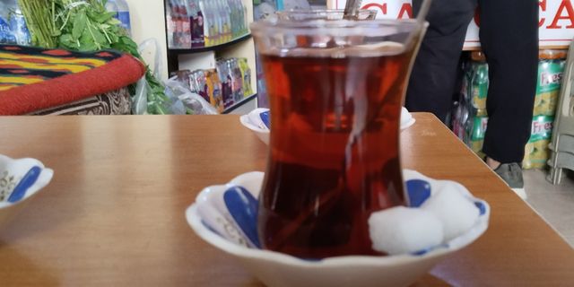 Çayın fiyatı 280'e dayandı! Uşak'ta bir markette 99 TL'ye çay var!