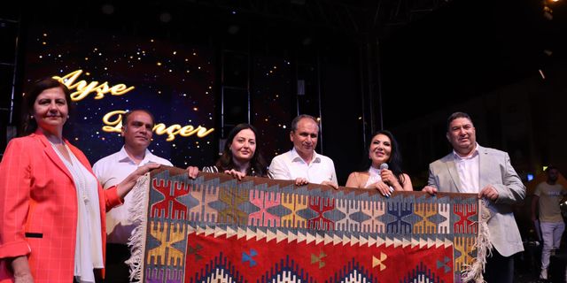 Ayşe Dinçer, Eşme'de binlerce vatandaşı coşturdu