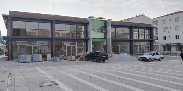 Uşak Belediyesi'nin caddedeki binası, yeni haliyle kapılarını ilk kez açıyor