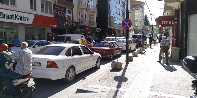 Uşak Barbaros Caddesi'nde trafik Arap saçı gibi!