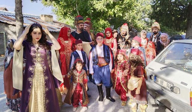 Ulubey Kıran Köy’deki sünnet düğününde babalar da oğulları gibi giyindi