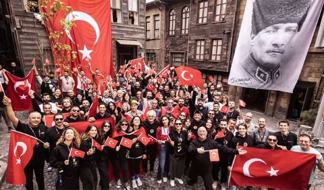 Cem Yılmaz ve ekibi Erşan Kuneri setinde Cumhuriyet'in 100. Yılını kutladı