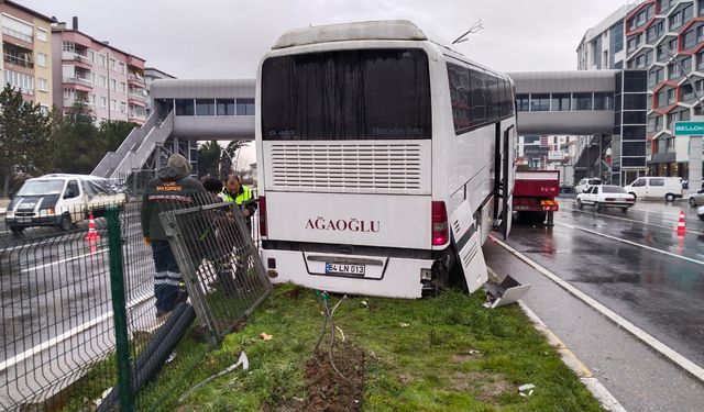 Uşak'ta işçi otobüsü, kaygan yol nedeniyle kaza yaptı