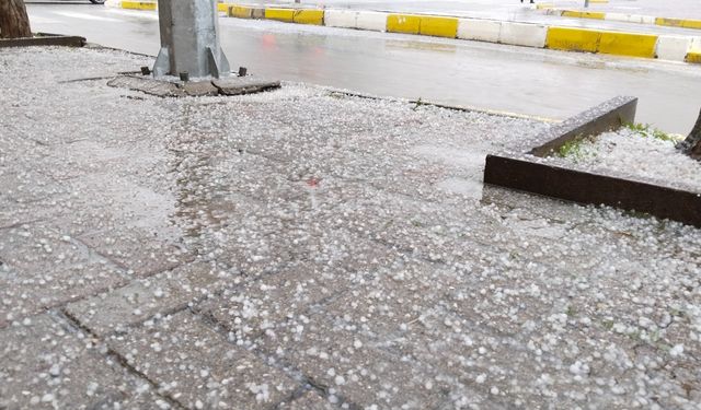 Aniden bastıran dolu yağışları Uşak'ta etkili oldu