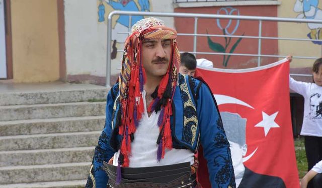 Göynükören Köyü İlkokulu Müdürü Bayram Dağ, öğrencileri için 23 Nisan'da zeybek oynadı