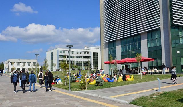 Gelen gideni aratır endişesine rağmen Uşak Üniversitesi'nde şafak sayılıyor