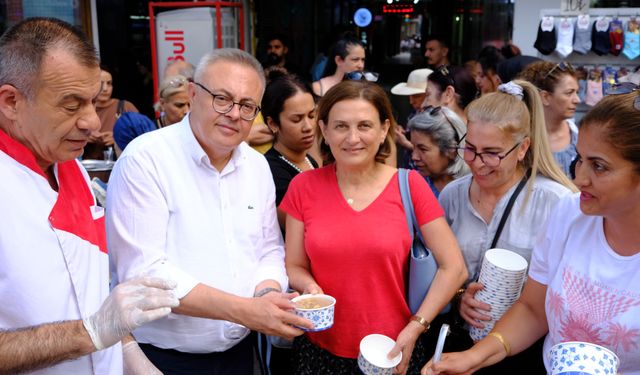 Uşak CHP Kadın Kolları, vatandaşa aşure ikram etti