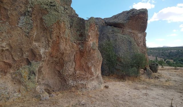 Eşme İsalar'daki tescilli kayalıklar yürüyüş parkuru gibi