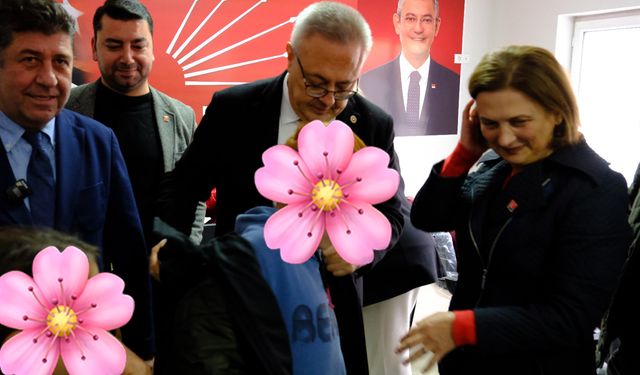 Uşak Halk Evi'nde maddi durumu iyi olmayan çocuklara bot ve mont hediye edildi