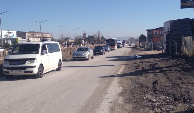 Uşak'ta hastane yolunda yoğun trafik var!