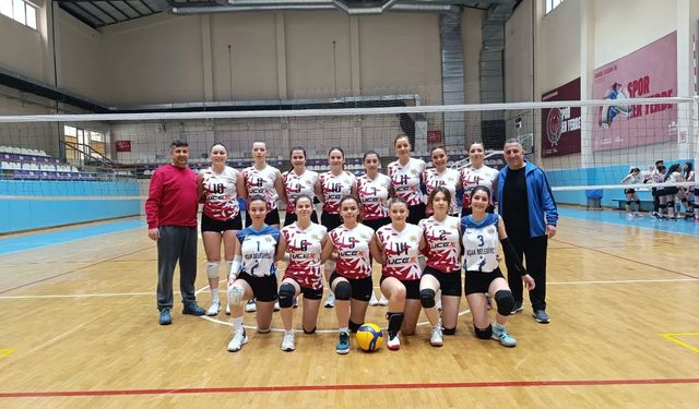 Uşak Altınkanatlar Kadın Voleybol Takımı, Afyonkarahisar'da 3 maçın 2'sini yenip 2. Lige çıktı