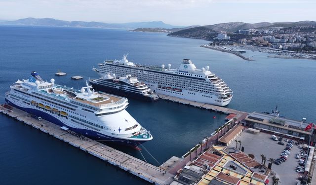 Dumont d'Urville, Crystal Serenity ve Celestyal Discovery isimli 3 dev gemi Ege Port Limanına demir attı
