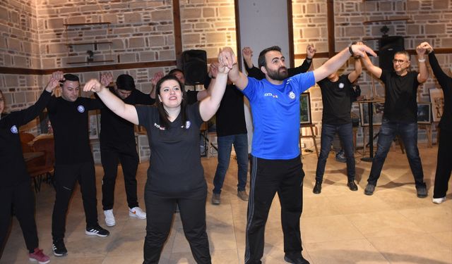 Afyon Çobanlar'daki bir grup vatandaş, günlük sorunlardan telefon yerine halk oyunlarıyla uzaklaşıyorlar
