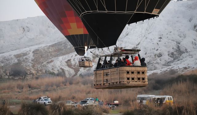 Uşak, Manisa ve Isparta'dan yoğun ziyaretçi çeken Pamukkale'de uçan balon turları büyük ilgi görüyor