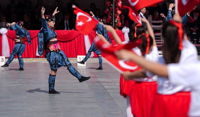 İzmir, Uşak, Aydın ve Manisa'da meydanlar şenlendi